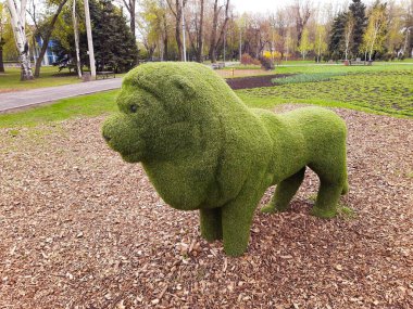 Şehir parkındaki bir aslanın dekoratif heykeli..