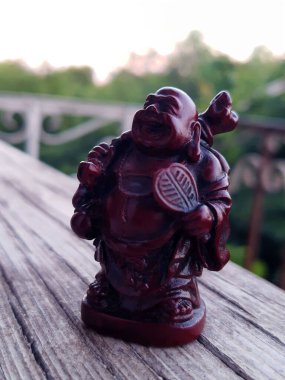Seramik bölümünden Netsuke Hotei, yakın plan gri bir arkaplanda..