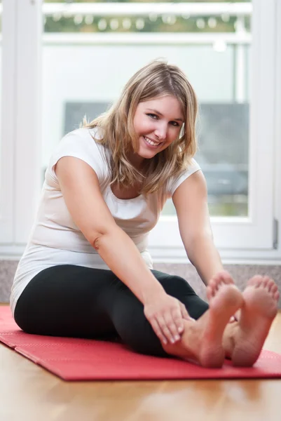 Kvinna gör stretching — Stockfoto