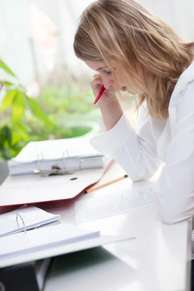 Jonge student werkt aan de balie — Stockfoto