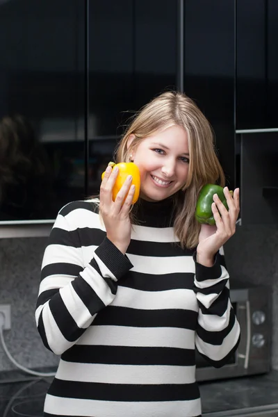 Vrouw houdt paprika in haar handen — Stockfoto