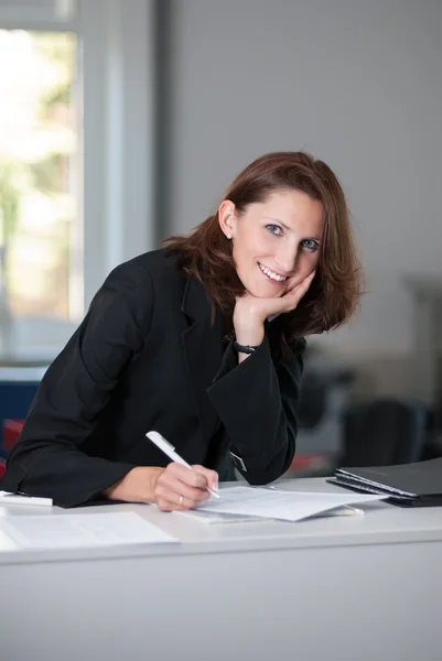 Young businesswoman signs contract — Stock Photo, Image