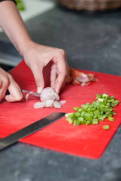 Woman cuts onion — Stock Photo, Image