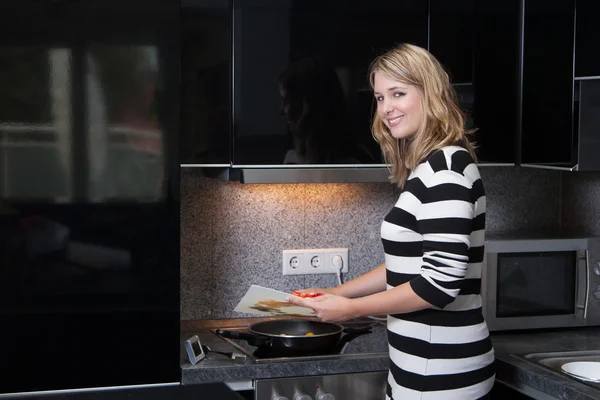 Joven mujer está cocinando —  Fotos de Stock