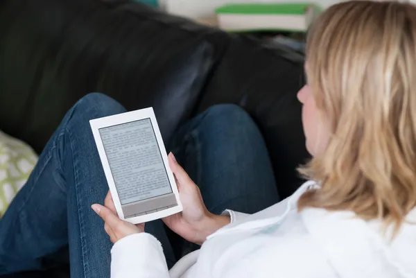 Vrouw maakt gebruik van een ebook reader — Stockfoto