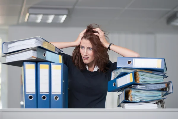 Affärskvinna sliter sitt hår — Stockfoto