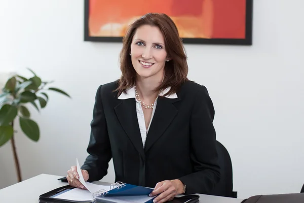 Businesswoman with documents — Stock Photo, Image