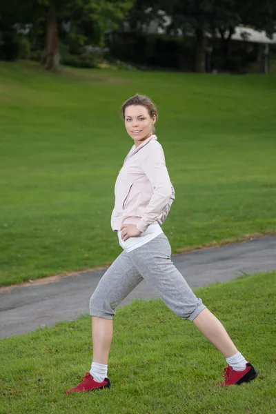 Giovane donna sportiva si riscalda — Foto Stock