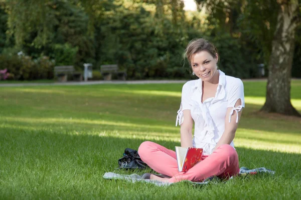 Jonge, mooie vrouw leest een boek — Stockfoto