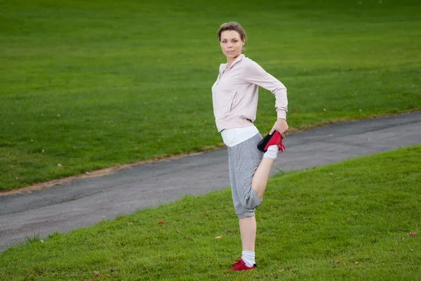 Young woman is warming up — Stock Photo, Image