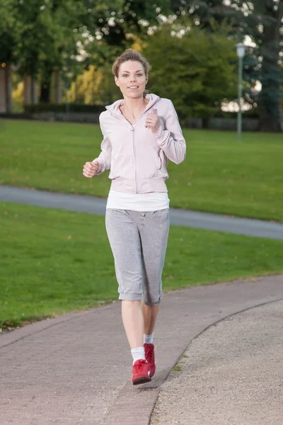 Mulher está a correr — Fotografia de Stock