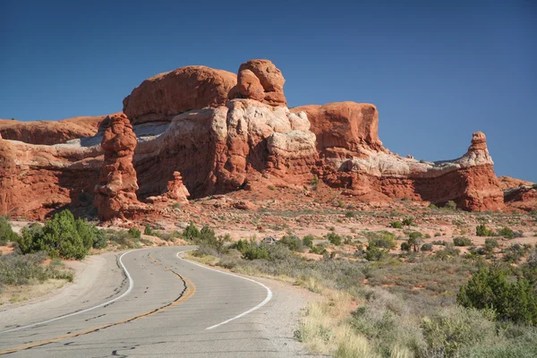 Street nær Rock Pinnacles ved Arches nasjonalpark – stockfoto