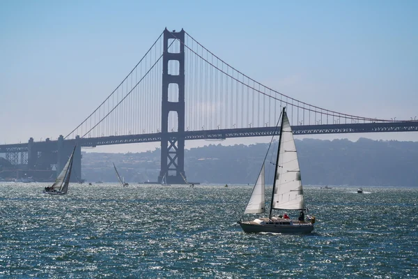 Velero frente al puente Golden Gate Imágenes de stock libres de derechos