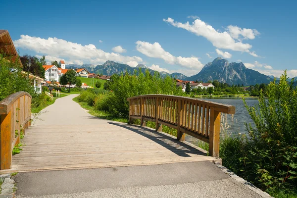 Strandpromenaden vid sjön hopfensee — Stockfoto