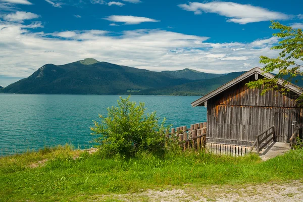 Stuga vid sjön walchensee — Stockfoto