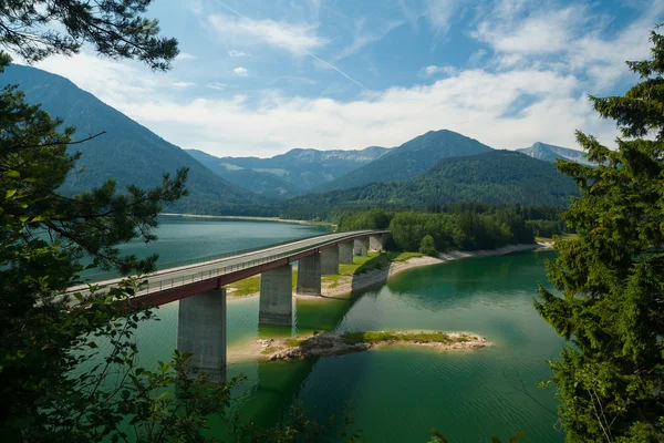 Lake sylvensteinsee üzerinde köprü — Stok fotoğraf