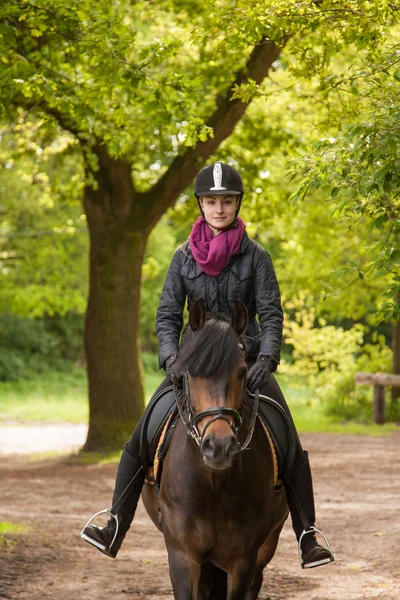 Dívka jede koně — Stock fotografie