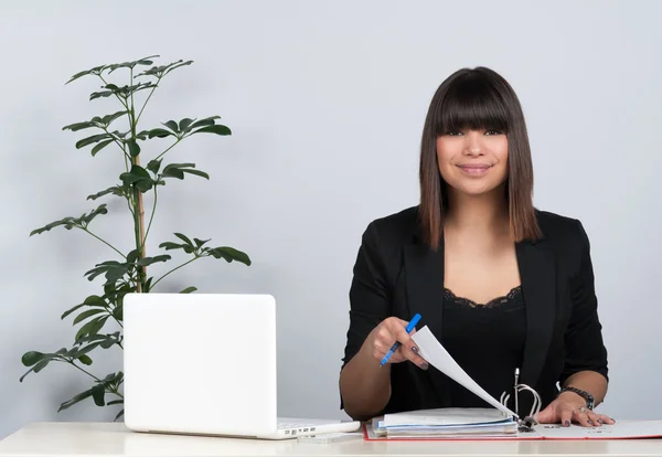 Mujer organiza archivo — Foto de Stock