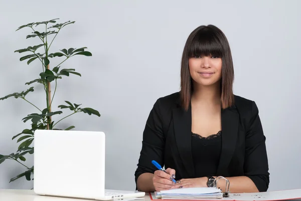 Vrouw schrijft in een bestand — Stockfoto