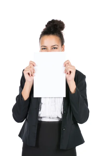 Junge Geschäftsfrau zeigt ein Blatt Papier — Stockfoto