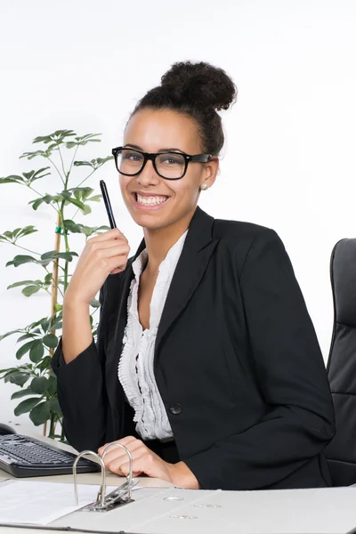 Young office worker sits at the desk — Stock Photo, Image