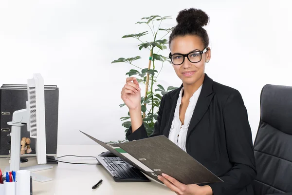 Young office worker holds a file — Stock Photo, Image