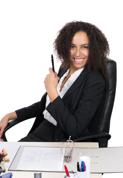 Junge Büroangestellte sitzt am Schreibtisch — Stockfoto