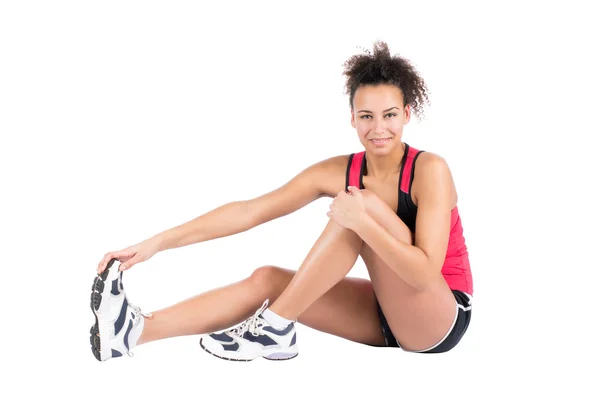 Jovem mulher alonga sua musculatura — Fotografia de Stock