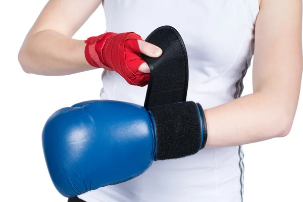 Kobieta kładzie się na Rękawice bokserskie — Zdjęcie stockowe