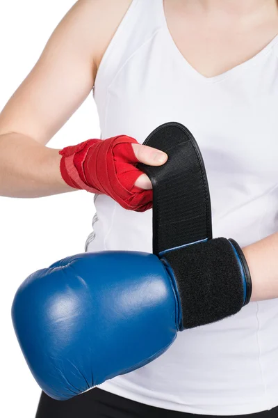 Женщина надевает боксерскую перчатку — стоковое фото