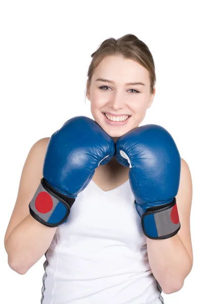 Mujer sostiene guantes de boxeo bajo su barbilla Imagen de stock