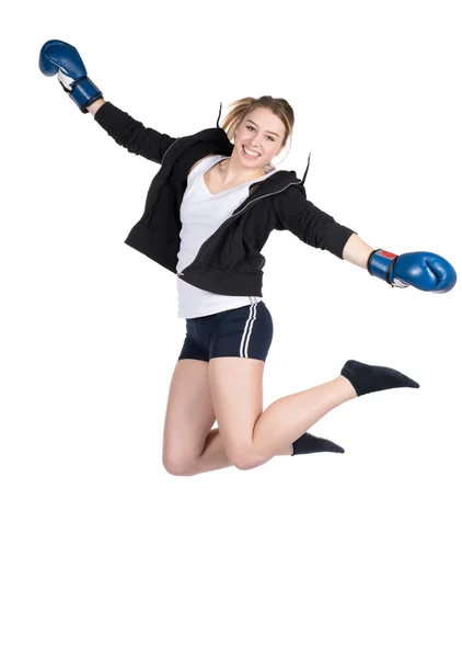 Jovem sorrindo boxeador feminino está pulando — Fotografia de Stock