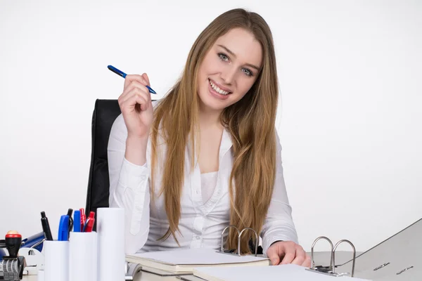 Mujer joven se sienta en el escritorio —  Fotos de Stock