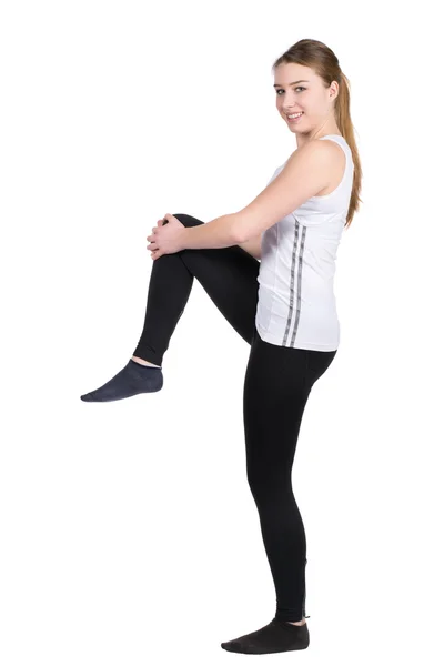 Jovem mulher alonga sua musculatura — Fotografia de Stock