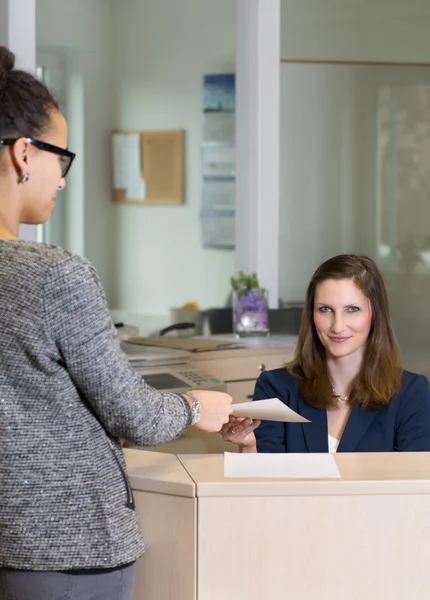 Clerk está entregando um documento a um cliente Fotos De Bancos De Imagens