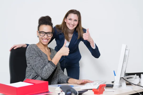 Two women are showing their thumbs up — Stock Photo, Image