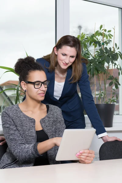 Mujer está mostrando algo en una tableta — Foto de Stock