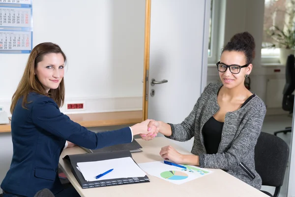 Két nő csinál egy kézfogás, egy értekezleten Stock Fotó