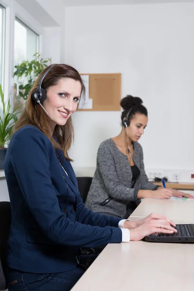 Dos mujeres trabajan en la oficina Imagen De Stock