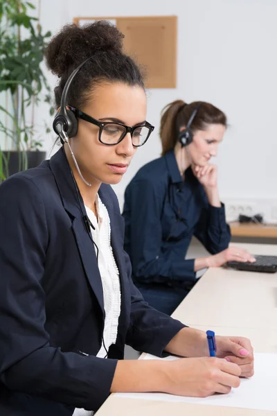 Twee vrouwen werken in het kantoor — Stockfoto