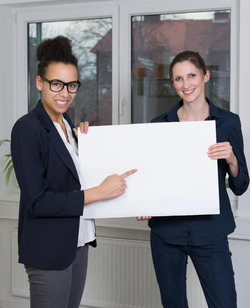 Zwei Frauen zeigen ein Whiteboard — Stockfoto