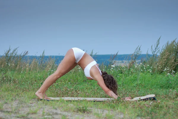 Jeune femme faisant du yoga — Photo