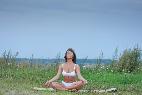 Jeune femme faisant du yoga — Photo