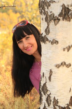 Huş ağacı bakan kız