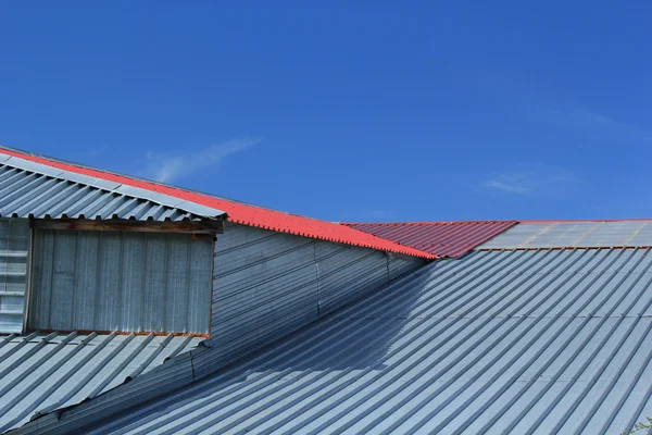 Фрагмент металлической крыши — стоковое фото
