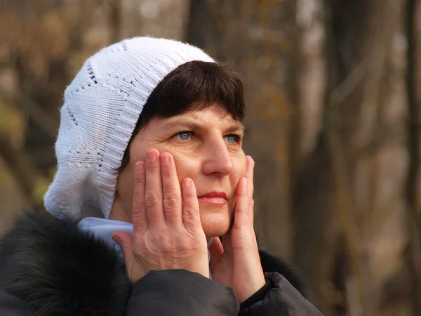 Die Frau drückt die Hände an die Wangen — Stockfoto