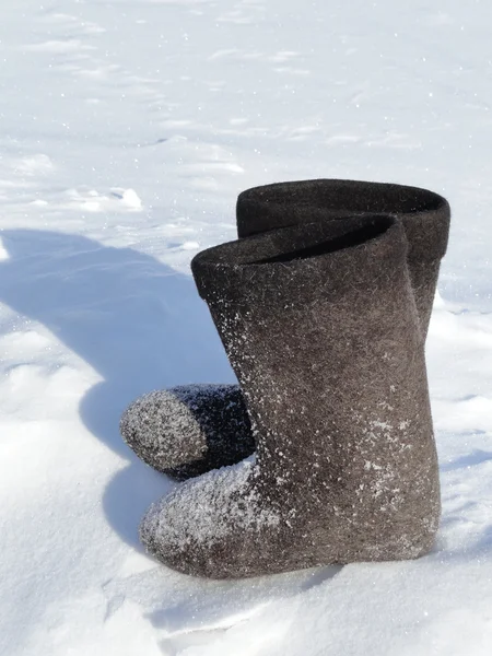 在雪上冬季鞋 免版税图库图片