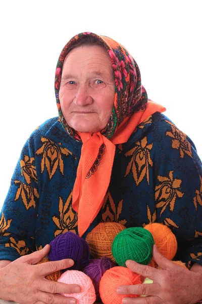 La femme âgée avec des boules de laine de couleur — Photo