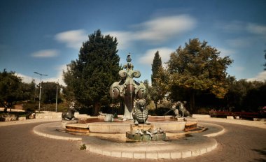 16 Ağustos 2015: Cheboksary seti kıyısındaki binalar. Cheboksary 'de. Rusya.