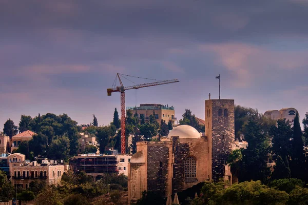 エルサレム市内中心部とクレーン — ストック写真